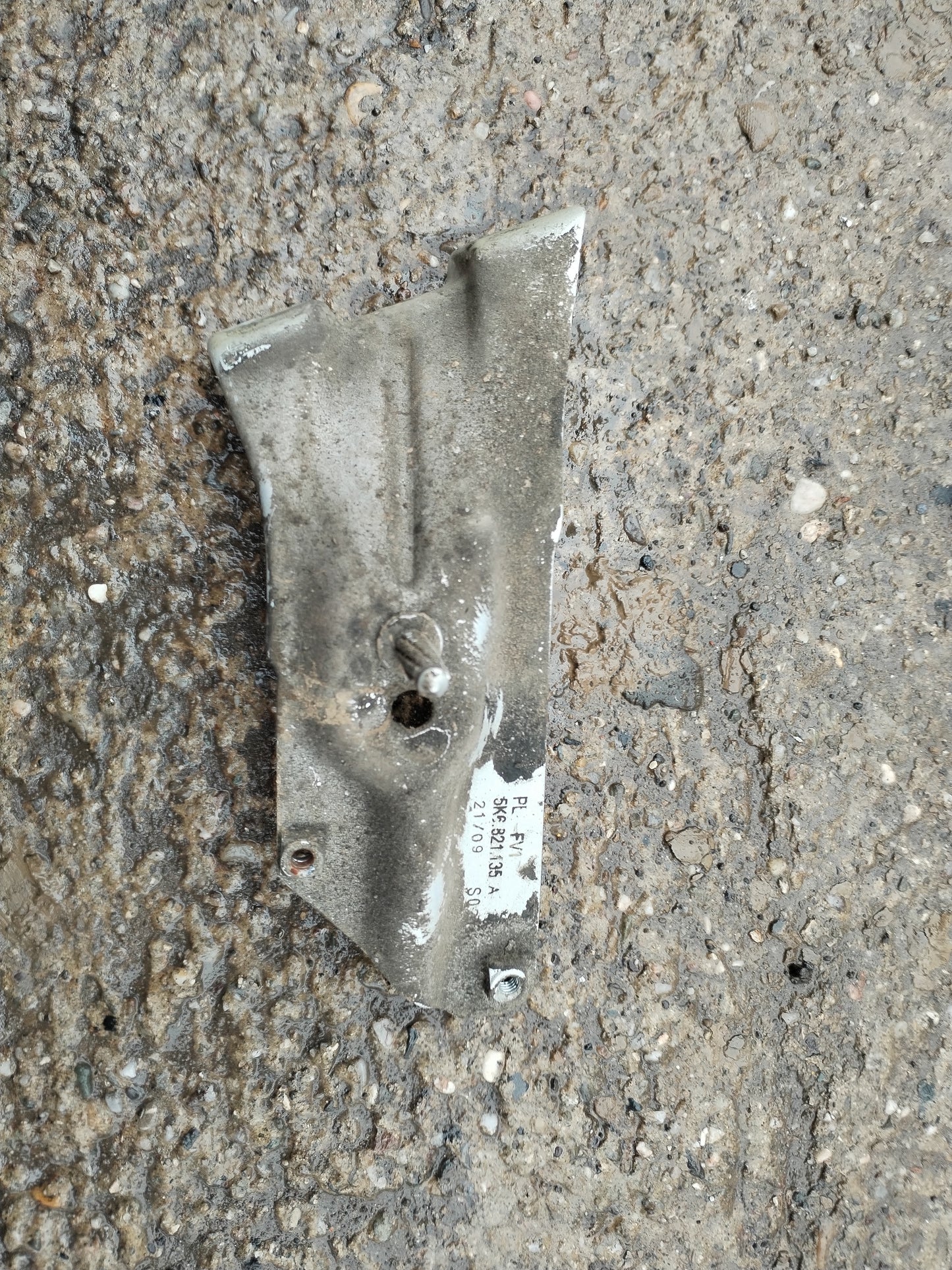 Fender bracket left - VW GOLF 6